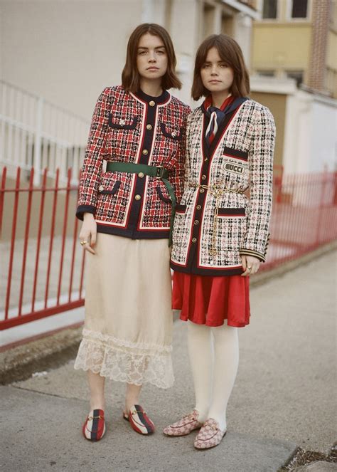 Différents types de familles s’affichent en Gucci dans les rues de .